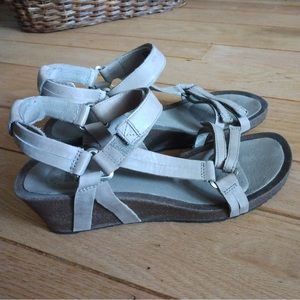 Reba Ysidro sandals size 9 taupe